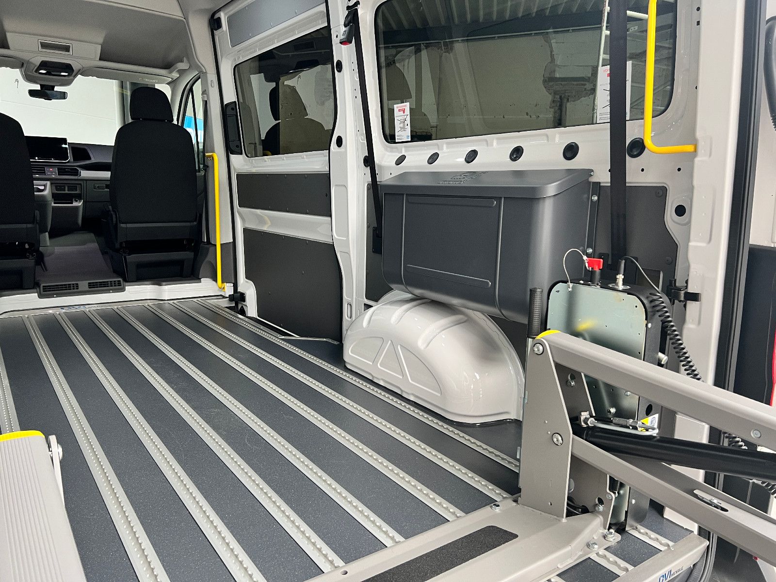 VW Crafter 35 max. 4 Rollstuhlplätze *Lift* AMF