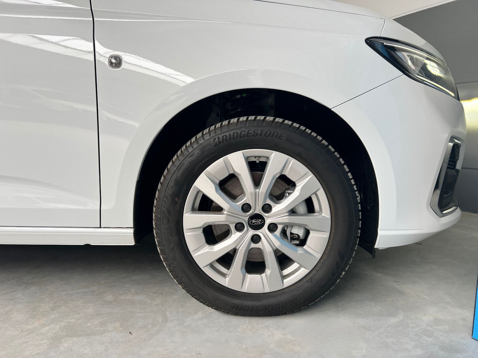 FORD Tourneo Connect *AMF Heckausschnitt* Rollstuhl