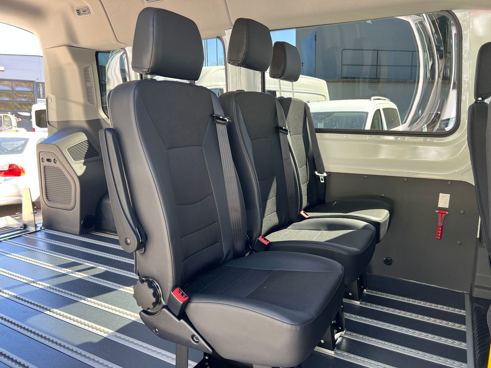 FORD Kombi Trend KMP/BTW Rampe max. 4 Rollstulplätze