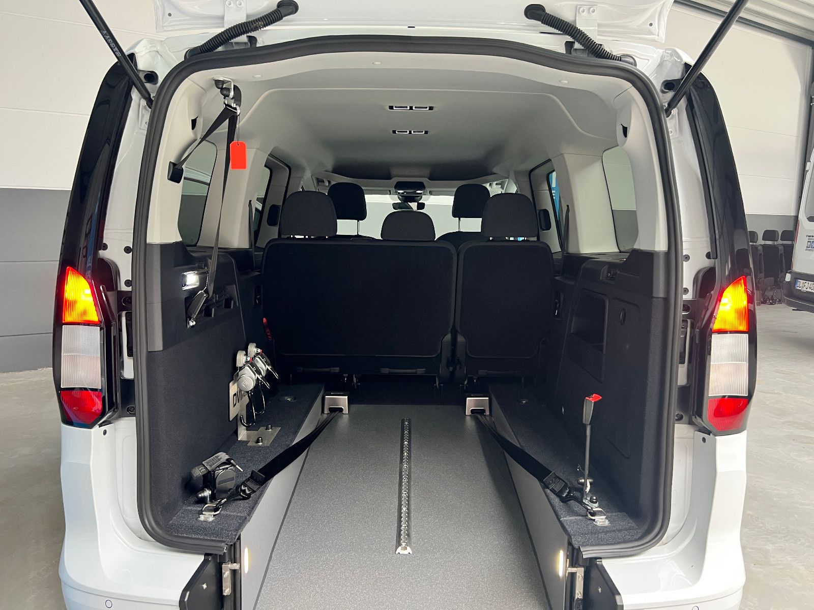 FORD Tourneo Connect *AMF Heckausschnitt* Rollstuhl