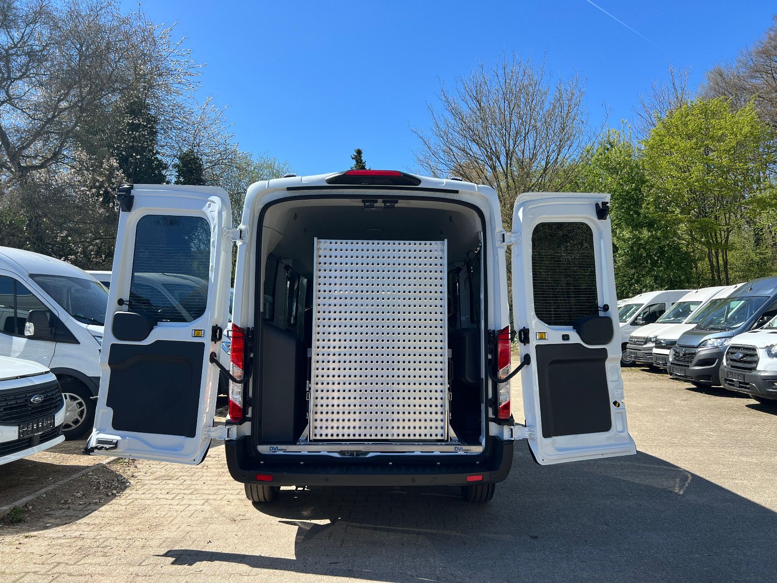 FORD Kombi Trend KMP/BTW Rampe max. 4 Rollstulplätze