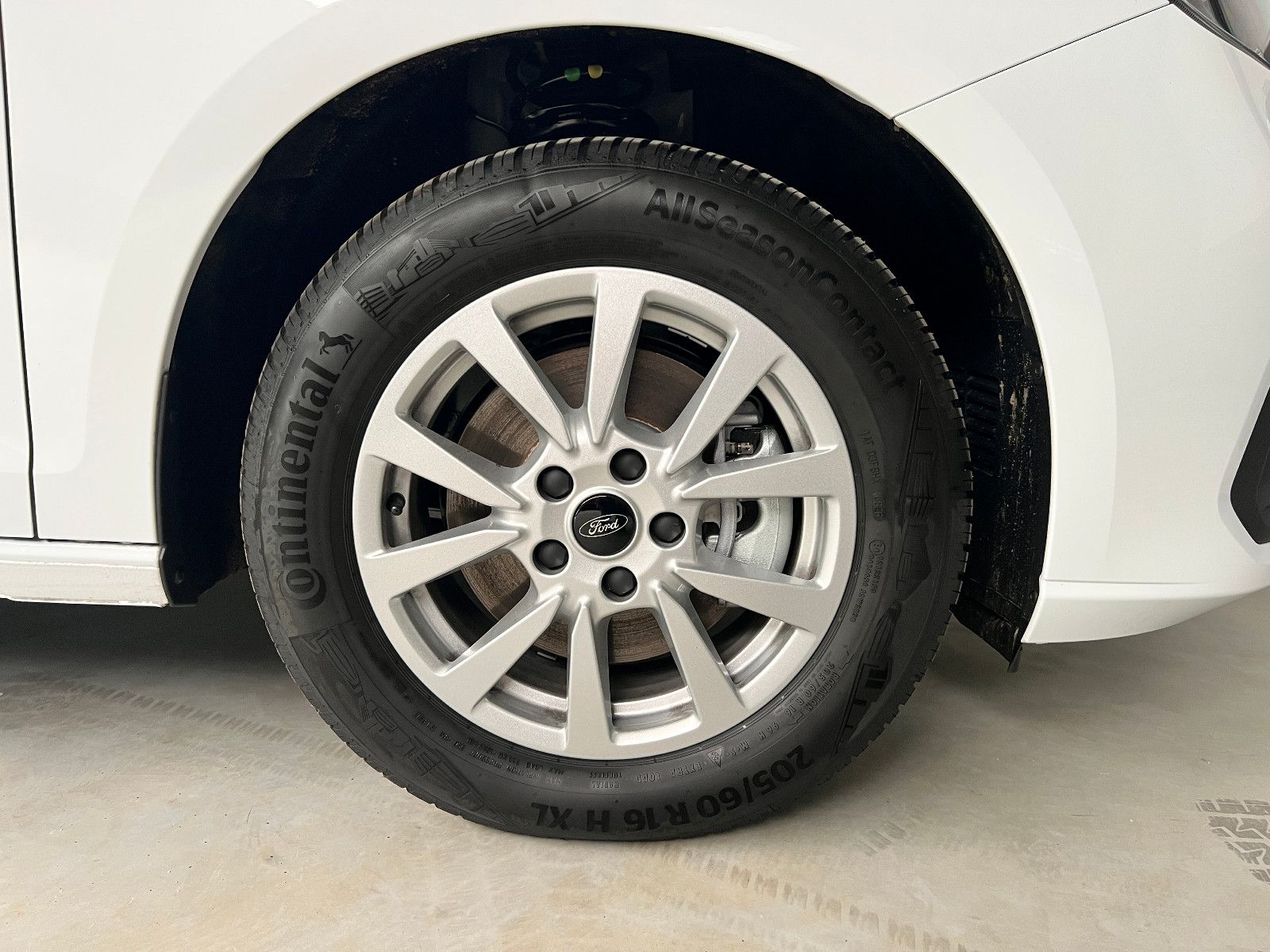 FORD Tourneo Connect Heckausschnitt Rollstuhlplatz