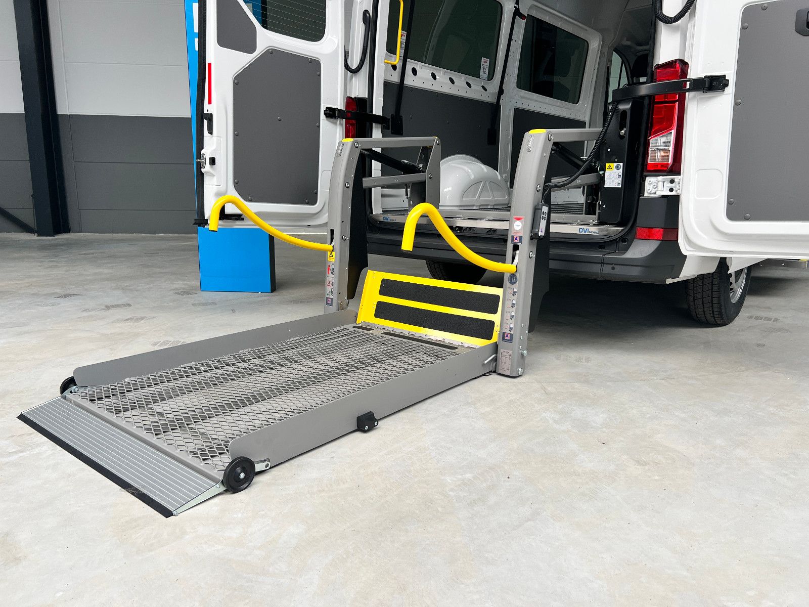 VW Crafter 35 max. 4 Rollstuhlplätze *Lift* AMF